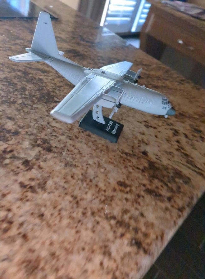 بطاقة مجموعة طائرة AC-130 ثلاثية الأبعاد من 3D CUBES، نموذج مصغر لطائرة نقل عسكرية AC-130 Spooky، نسخة طبق الأصل للعرض من المعدن المصبوب، رمادي، متعدد الألوان - Image 4